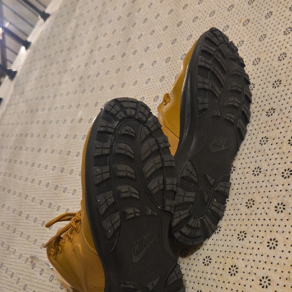 Nike Kids Tan and Black Boots - Picture 8 of 8